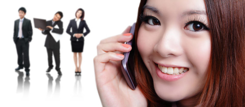 年輕商業(yè)女性用甜美的笑容講手機(jī)