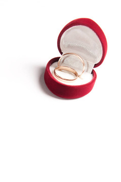 白色的结婚戒指盒