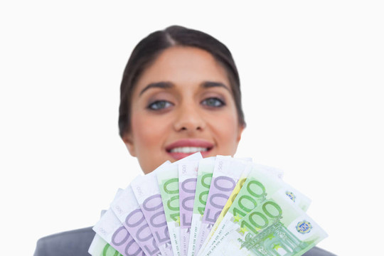 女企業(yè)家微笑與金錢的特寫