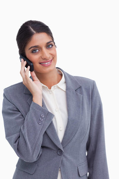 微笑的女企業(yè)家在手機上