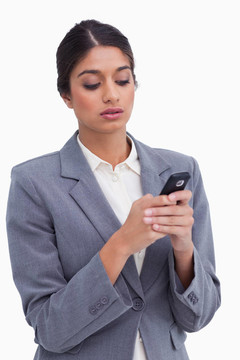 女企業(yè)家在手機上寫短信
