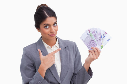 女企業(yè)家指著手中的錢