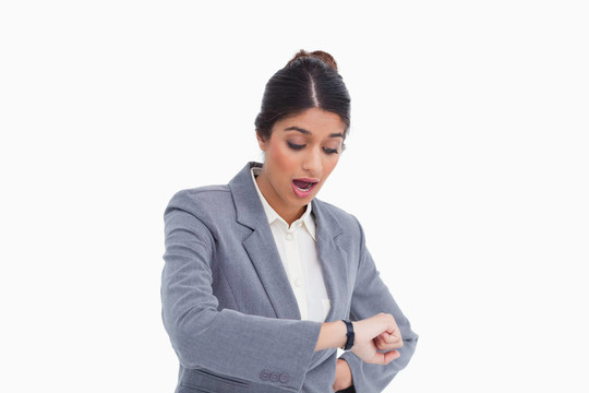 震驚的女企業(yè)家看著她的手表