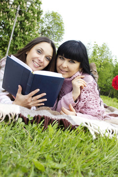 媽媽和女兒讀一本書