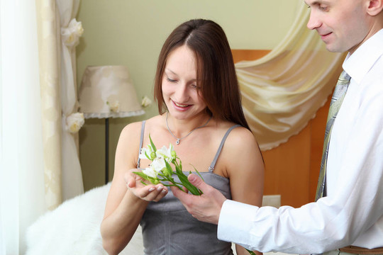 帶花的年輕夫婦