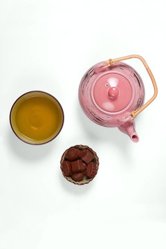 茶集显示茶壶组成；一杯茶和糖碗中的一个阴影的白色背景。