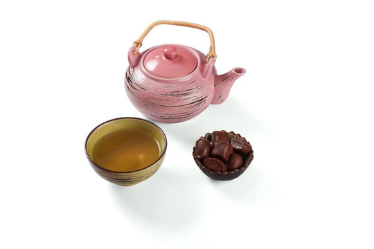 茶集顯示茶壺組成；一杯茶和糖碗中的一個陰影的白色背景。