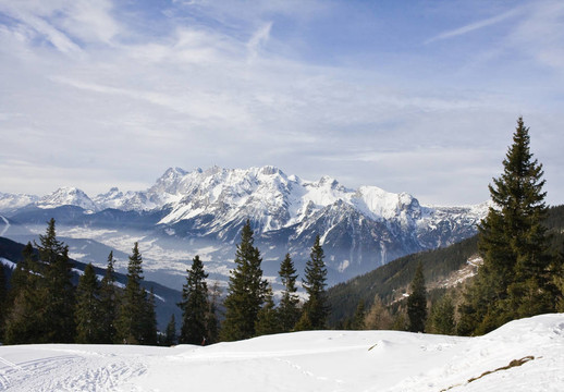 冬天雪下的群山?；﹦俚厥├旅?。澳大利亞