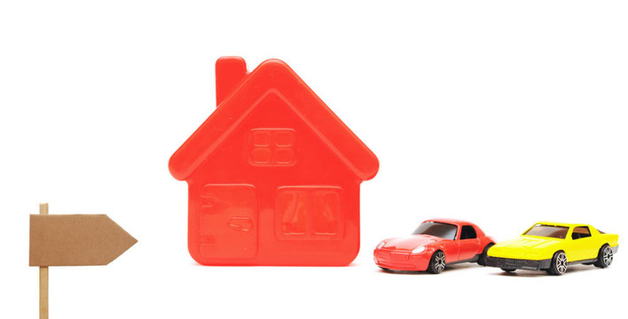 白色的房子和汽車玩具