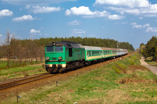 旅客列車穿越農(nóng)村