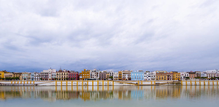 sevillie；寧靜的河畔全景