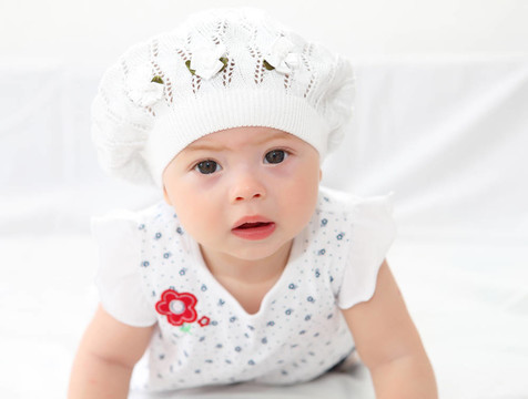 嬰兒戴帽子的嬰兒