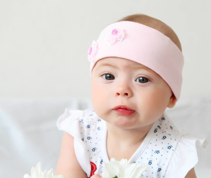 嬰兒戴帽子的嬰兒