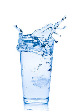 水濺在玻璃上