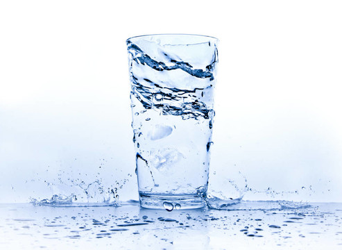 水濺在玻璃上