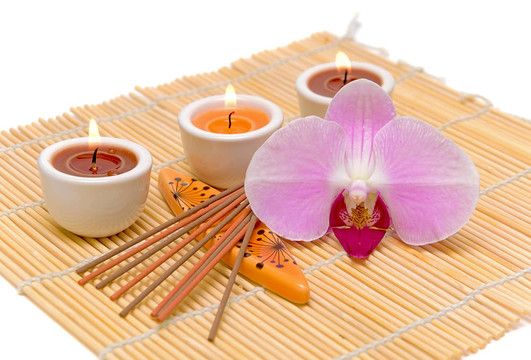 溫泉概念（蠟燭；香、蘭花）在白色背景的特寫