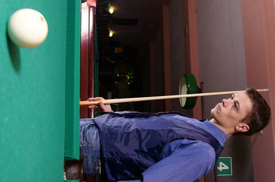 男人打臺(tái)球