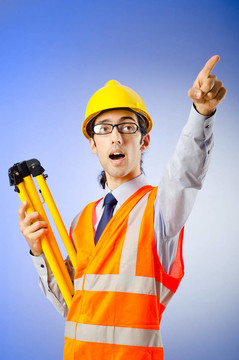 帶硬帽的年輕建筑工人