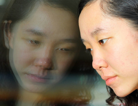 亞洲女孩悲傷的臉
