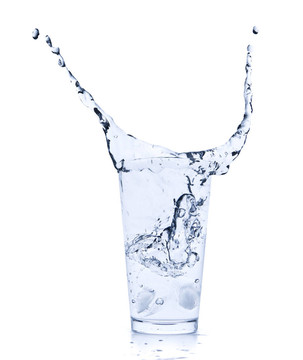 水濺在玻璃上