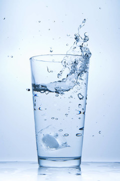 水濺在玻璃上
