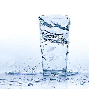 水濺在玻璃上