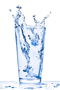 水濺在玻璃上