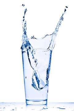 水濺在玻璃上