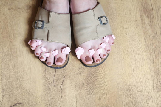 在女性的腳涼鞋。