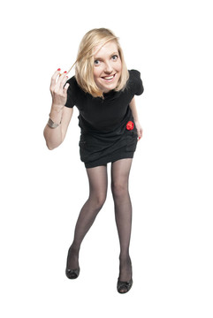 穿著黑色衣服的年輕迷人的女人