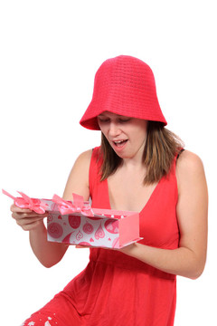 可愛的青少年在一個禮品長春花顏色的衣服