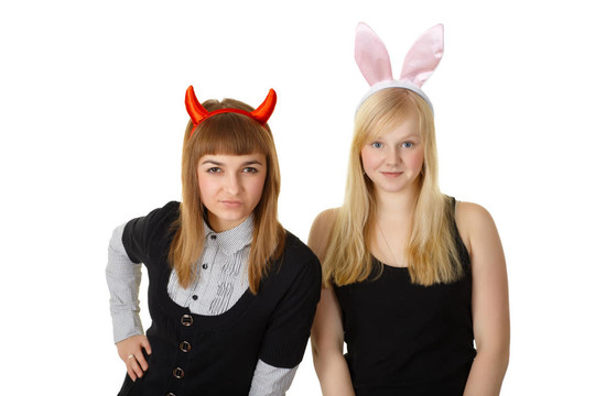 两个朋友在节日服装魔鬼和兔子