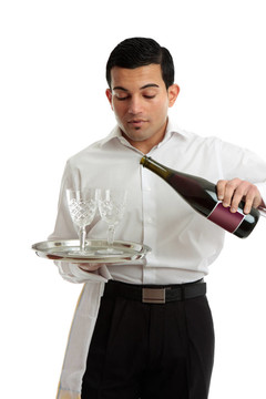 侍者或酒吧侍者澆酒