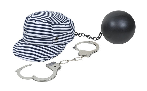 囚犯的条纹帽子与锁链和手铐
