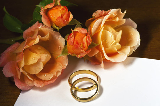 結(jié)婚戒指；玫瑰和票