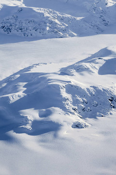 在公元前鳥(niǎo)瞰加拿大白雪皚皚的山峰；