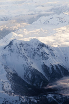 在公元前鳥(niǎo)瞰加拿大白雪皚皚的山峰；