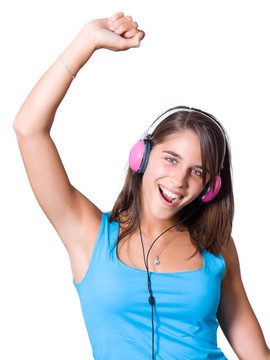 可愛的年輕女子帶著音樂跳舞