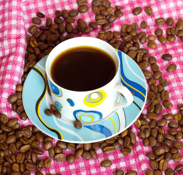 咖啡豆和咖啡杯