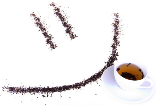 茶微笑和一杯茶在孤立的背景