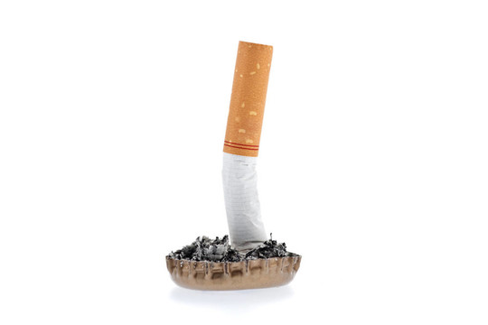 瓶蓋上的香煙屁股和煙灰