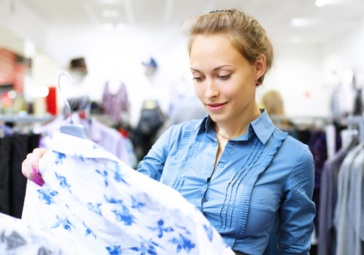 在一家商店買衣服的女人