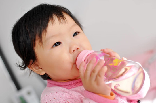 一個(gè)亞洲女嬰飲用水