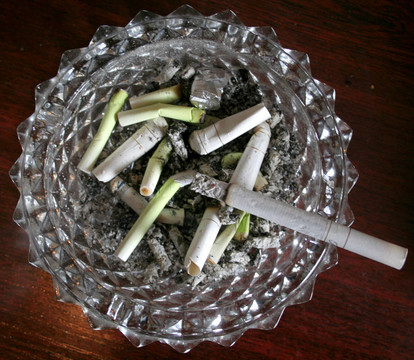 煙灰缸滿滿的煙蒂