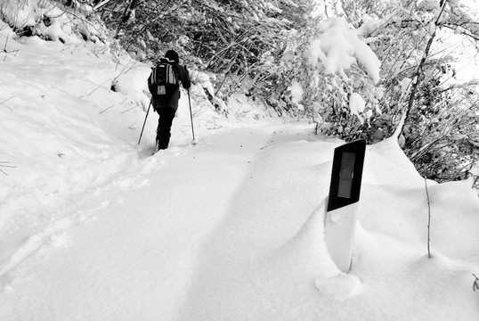 女孩用雪鞋