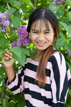 美麗的泰國(guó)婦女在公園里帶牙套