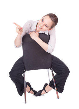 指著年輕的長頭發(fā)女人坐在黑色的椅子上