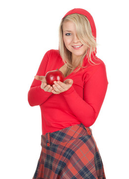 微笑的年輕漂亮的女人在罩著紅蘋果