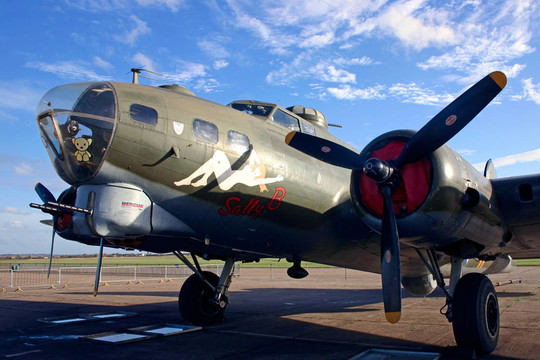 關(guān)閉的Sally B American轟炸機(jī)在帝國(guó)戰(zhàn)爭(zhēng)博物館達(dá)克斯福德