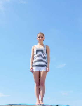 一個年輕女子做運動的畫像